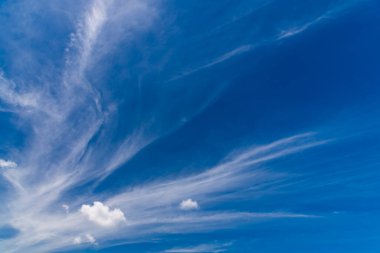 Mavi arkaplanı olan güzel bulutlar