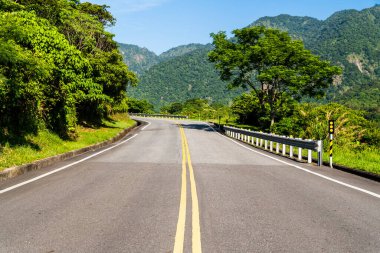 Hualien, Tayvan 'daki Yuchang Yolu manzarası. Doğu Tayvan 'daki en güzel yol. Tayvan 'ın doğu sahili ulusal manzarası.