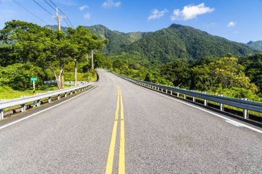 Hualien, Tayvan 'daki Yuchang Yolu manzarası. Doğu Tayvan 'daki en güzel yol. Tayvan 'ın doğu sahili ulusal manzarası.