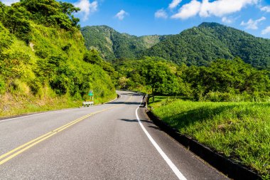 Hualien, Tayvan 'daki Yuchang Yolu manzarası. Doğu Tayvan 'daki en güzel yol. Tayvan 'ın doğu sahili ulusal manzarası.