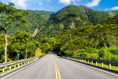 Hualien, Tayvan 'daki Yuchang Yolu manzarası. Doğu Tayvan 'daki en güzel yol. Tayvan 'ın doğu sahili ulusal manzarası.