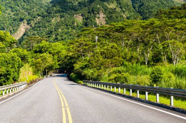 Hualien, Tayvan 'daki Yuchang Yolu manzarası. Doğu Tayvan 'daki en güzel yol. Tayvan 'ın doğu sahili ulusal manzarası.