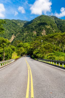 Hualien, Tayvan 'daki Yuchang Yolu manzarası. Doğu Tayvan 'daki en güzel yol. Tayvan 'ın doğu sahili ulusal manzarası.