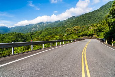 Hualien, Tayvan 'daki Yuchang Yolu manzarası. Doğu Tayvan 'daki en güzel yol. Tayvan 'ın doğu sahili ulusal manzarası.