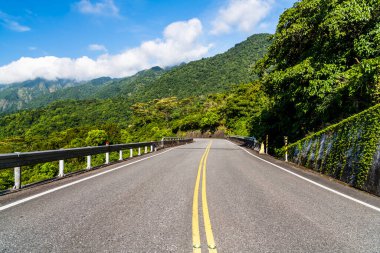 Hualien, Tayvan 'daki Yuchang Yolu manzarası. Doğu Tayvan 'daki en güzel yol. Tayvan 'ın doğu sahili ulusal manzarası.