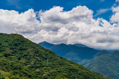 Mavi gökyüzü ve bulutlu arka plan