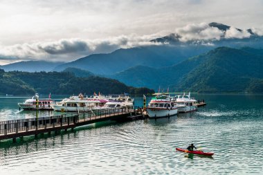 Sabah Sun Moon Gölü 'ndeki yat limanının manzarası Nantou, Tayvan' da ünlü bir cazibedir..