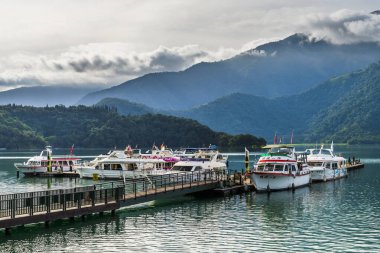 Sabah Sun Moon Gölü 'ndeki yat limanı Nantou, Tayvan' daki ünlü eğlence merkezi..