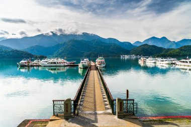 Sabah Sun Moon Gölü 'ndeki yat limanı Nantou, Tayvan' daki ünlü eğlence merkezi..