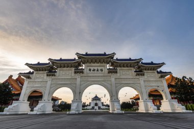 Tayvan 'daki Tayvan Demokrasi Anıt Salonu' nun (National Chiang Kai-shek Memorial Hall) ana kapısı.