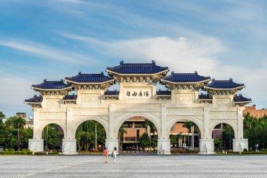 Tayvan 'daki Tayvan Demokrasi Anıt Salonu' nun (National Chiang Kai-shek Memorial Hall) ana kapısı.
