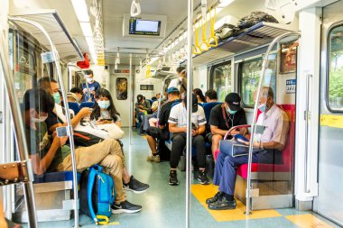 Tayvan Demiryolu İdaresi 'nin hızlı treninin kabinlerinde, yolcular kendilerini yeni koronavirüsten korumak için maske takarlar (COVID-19).