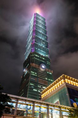 Taipei, Tayvan 'daki Taipei 101 gökdelenlerinin alçak açılı görüntüsü. Xinyi Bölgesi, Taipei 'nin birçok mağaza ve alışveriş merkezinin demirlediği ana alışveriş merkezidir..