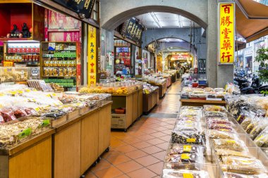 Taipei, Tayvan - 30 Aralık 2020: Dihua Caddesi Wanhua, Taipei 'deki eski Dadaocheng mahallesinde, ünlü geleneksel Tayvan kuru gıdası, Çin tıbbi malzemeleri ve kumaş pazarı..