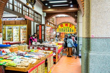 Wanhua, Taipei 'deki eski Dadaocheng mahallesindeki Dihua Caddesi ünlü bir Tayvan kuru gıdası, Çin tıbbi malzemeleri ve kumaş pazarıdır..