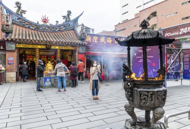Xia-Hai Şehir Tanrısı tapınağı Da-Dao Cheng, Taipei, Tayvan 'da yer almaktadır. Birçok insan mutlu bir aşk hayatı ve iyi bir iş için dua etmeye gelir. Taipei turistik merkezi. Din, kültür, seyahat.