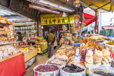 Tayvan 'ın Taipei kentindeki geleneksel Dihua Caddesi pazarı, Çin Yeni Yılı' nda alışveriş için en popüler market..