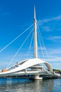 Güzel Dagang Köprüsü 'nün (Great Harbor Köprüsü) Pier-2 Sanat Merkezi ve Peng-lai ticari limanını Kaohsiung, Tayvan limanına bağlayan manzara..