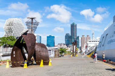 Tayvan 'ın Kaohsiung limanındaki Pier-2 Sanat Merkezi' ni ziyaret eden turistler, Taiwan Sahil Güvenlik 'in devriye gemileri limana demirlemiş durumda..