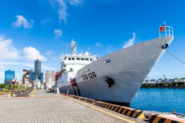 Tayvan 'ın Kaohsiung limanındaki Pier-2 Sanat Merkezi' ni ziyaret eden turistler, Taiwan Sahil Güvenlik 'in devriye gemileri limana demirlemiş durumda..