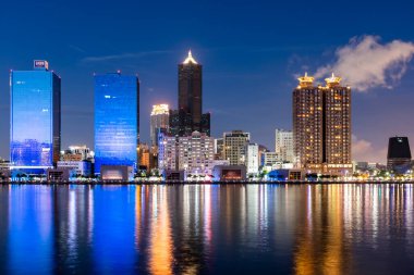 Kaohsiung, Tayvan 'daki Glory Rıhtımı boyunca uzanan modern mimari manzaranın gece görüşü