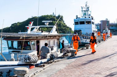 Limandan ayrılmak üzere olan balıkçı teknesi Tayvan 'ın Kaohsiung limanındaki Tayvan Sahil Güvenlik İdaresi tarafından denetleniyor..