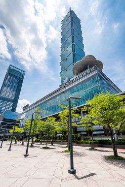 Mayıs ayında, Tayvan 'da bir koronavirüs (COVID-19) halk enfeksiyonu patlak verdi, Taipeis Xinyi Bölgesi sokaklarında, Taipei 101 binasının hemen yanında hiç insan yok..