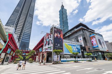 Tayvan, Taipei 101 gökdelenlerinin manzarası. Xinyi Bölgesi, Taipei 'de birçok mağaza ve alışveriş merkezi tarafından demirlenmiş bir alışveriş merkezidir..