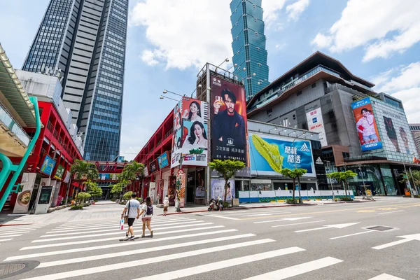 Pedestres Estão Atravessando Estrada Movimentado Distrito Xinyi Taipei Taiwan Distrito — Fotografia de Stock
