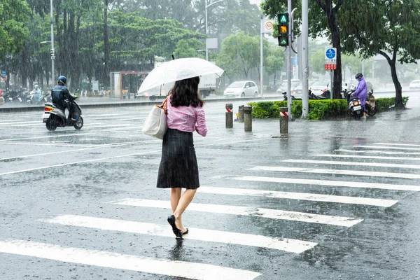 Tijdens Het Regenseizoen Steken Voetgangers Weg Kaohsiung City Taiwan — Stockfoto