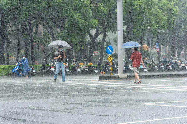 Κατά Διάρκεια Της Περιόδου Βροχής Δαμάσκηνο Πεζοί Διασχίζουν Δρόμο Στην — Φωτογραφία Αρχείου