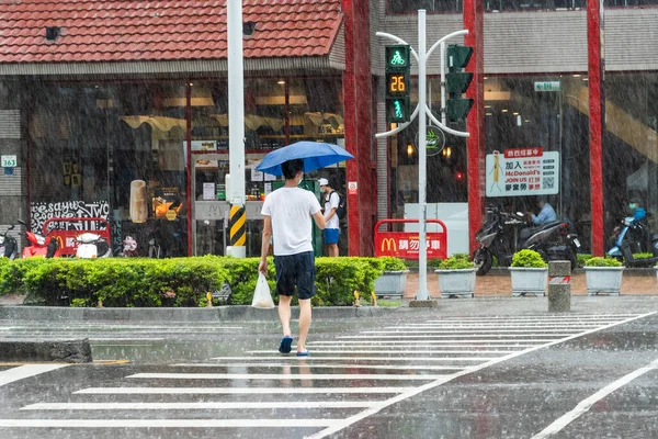 Rainy Season Pedestrians Crossing Road Kaohsiung City Taiwan — Stock Photo, Image