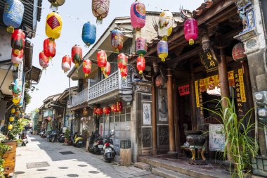 Tainan, Tayvan - 7 Mayıs 2024: Tainan, Tayvan 'daki Shennong Caddesi' nin eski bina manzarası, son yıllarda kültür yaratma ve sanat dağıtımı merkezi haline geldi..