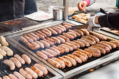 Tayvan 'daki gece pazarında Tayvan sosisi ve yapışkan pirinç (glüten pilavı) ızgara yapan satıcıların yakın çekimi. Bu Tayvan 'da turistler arasında popüler olan sokak atıştırmalıklarından biri..