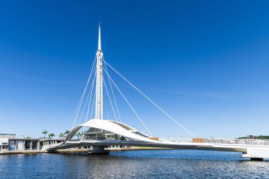 Kaohsiung, Tayvan - 3 Temmuz 2024: Dagang Köprüsü 'nün (Büyük Liman Köprüsü) panoramik görüntüsü, Pier-2 Sanat Merkezi ile Kaohsiung, Tayvan' daki Peng-lai Ticaret Limanı 'nı birbirine bağlıyor..