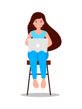 Uzun saçlı gülümseyen Avrupalı kız beyaz arka planda dizüstü bilgisayarlı bir sandalyeye oturuyor. Uzaktan çalışma ya da online eğitim konsepti. Vektör illüstrasyonu