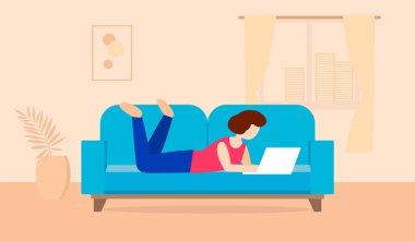 Avrupalı bir kız oturma odasında dizüstü bilgisayarla kanepede yatıyor. Uzaktan çalışma ya da online eğitim konsepti. Vektör illüstrasyonu