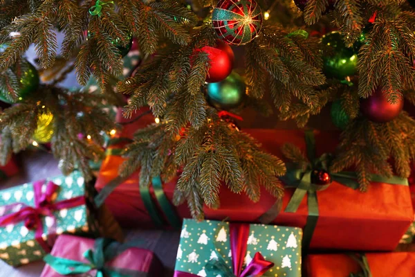 Schöne Weihnachtsgeschenkboxen Auf Dem Boden Der Nähe Von Weihnachtsbaum Zimmer — Stockfoto