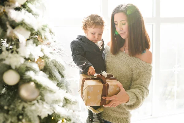 Pretty Young Woman Keeps Baby Her Arms Standing Christmas Tree — Stock Photo, Image
