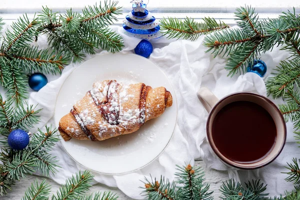 白い木の上にクロワッサンと青のクリスマスの装飾と冬のホットコーヒー 農村部の静物画 — ストック写真