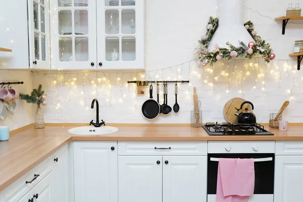 Decoración Navidad Interior Luminoso Cocina Blanca Con Árbol Navidad Decorado — Foto de Stock