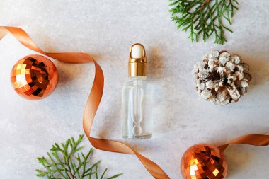 Kış arkaplanında kozmetik esaslı yağ ve noel mücevherleri. Cilt bakımı için güzellik ürünü. Düz yatıyordu.