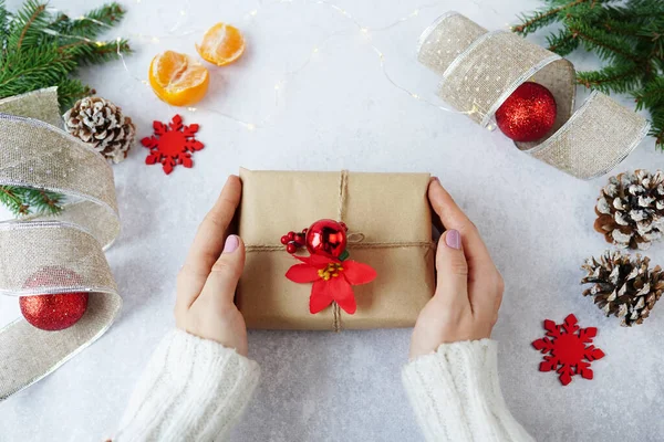 Mãos Mulher Segurando Caixa Presente Natal Com Decorações Inverno — Fotografia de Stock