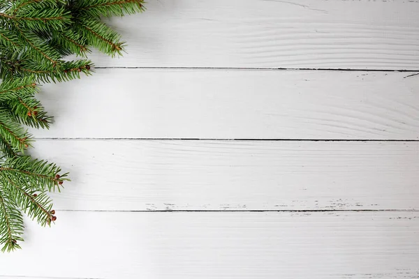 Weiße Weihnachtskarte Mit Kiefer Auf Weißem Holz — Stockfoto