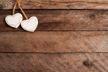 Sevgililer Günü geçmişi beyaz kalplerle dolu. Kopya alanı olan ahşap masa. tebrik kartı