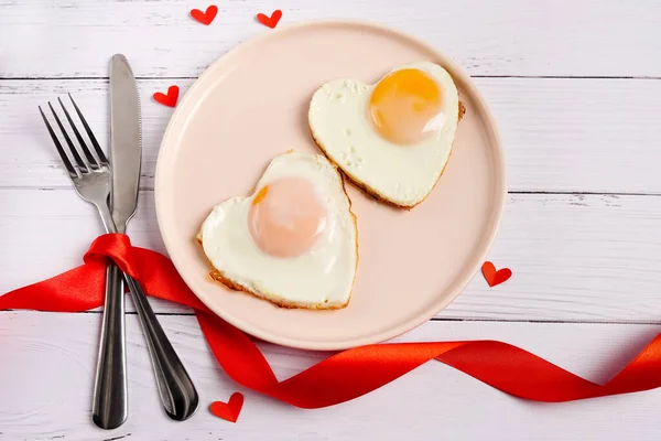 Frühstück Valentinstag Spiegeleier Auf Teller Und Rote Herzen Auf Weißem — Stockfoto