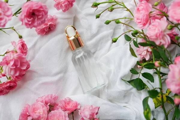 Huile Cosmétique Essentielle Avec Des Roses Sur Fond Blanc Concentration — Photo