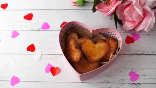 Szív Repül Cookie Ajándékdobozban Valentin Nap Rózsaszín Rózsa Fehér Asztal — Stock videók