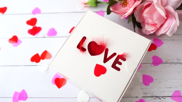 Corazones Vuelan Caja Regalo Con Palabra Amor Presente Flores Rosas — Vídeos de Stock