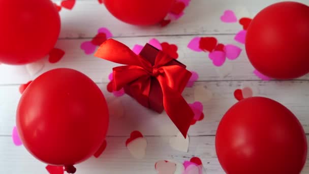 Valentinstag Rote Geschenkschachtel Mit Herzen Und Luftballons Auf Weißem Holztisch — Stockvideo